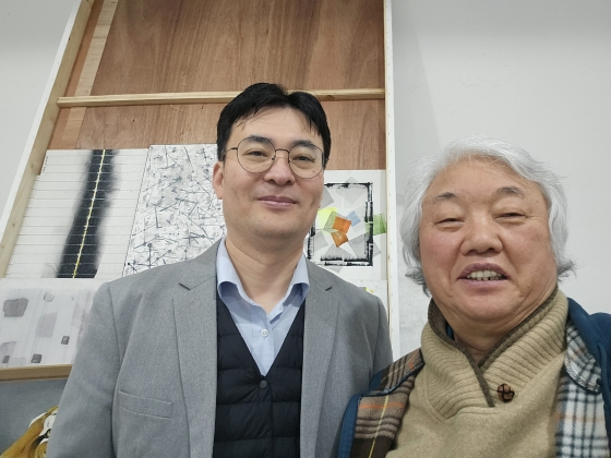 [산동성 웨이하이 시앙파슈(相法术) 한국 수석대표를 개인 작업실로 초대하여 대담을 나누고 기념 촬영한 차홍규(車鸿圭) 한중미술협회장 ]