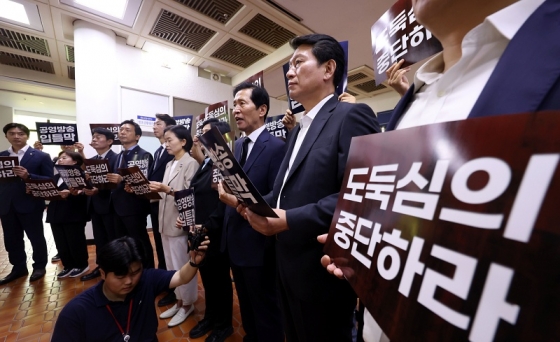 국회 과방위 야당위원들, 김홍일 방통위원장 규탄 기자회견