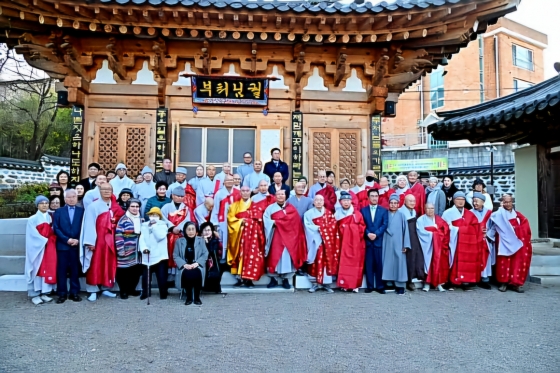 [유일한 한글 편액 부처님궐 앞 기념사진]