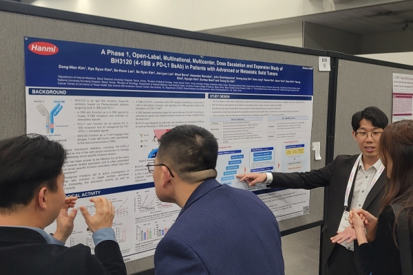 
 
▲﻿지난 9일(현지시각) 미국 휴스턴에서 열린 면역항암학회(SITC)에서 한미약품 ONCO CS그룹 김성중 연구원(왼쪽에서 셋째)이 BH3120의 연구 성과와 임상 경과가 담긴 포스터 내용을 설명하고 있다.
