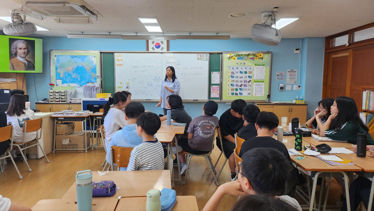 [용인 대청초등학교 6학년 학생들이 &lsquo;2025 매니페스토 실천교육&rsquo; 수업시간에 소은진 강사로부터 &lsquo;나와 지역, 그리고 지구사회&rsquo;에 대한 교육을 받고 있다]