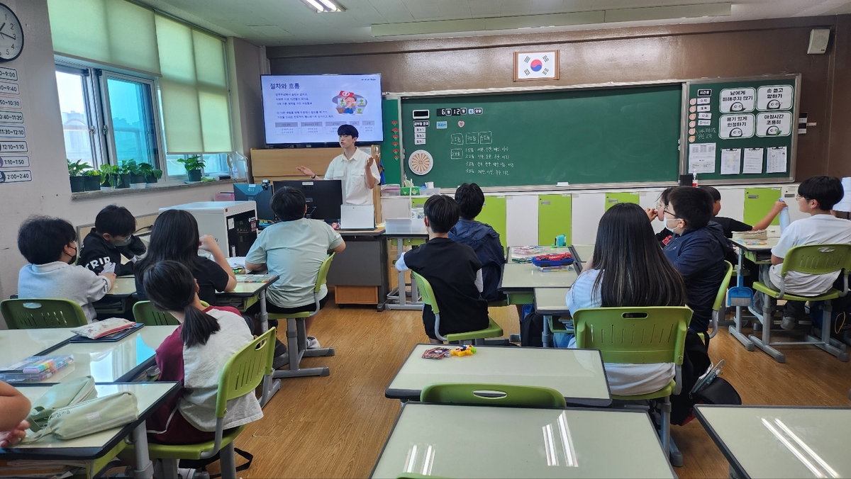 [안산 화랑초등학교 5학년 학생들이 &lsquo;2025 매니페스토 실천교육&rsquo; 수업시간에 윤성현 강사로부터 매니페스토 선거 교육을 받고 있다.] 