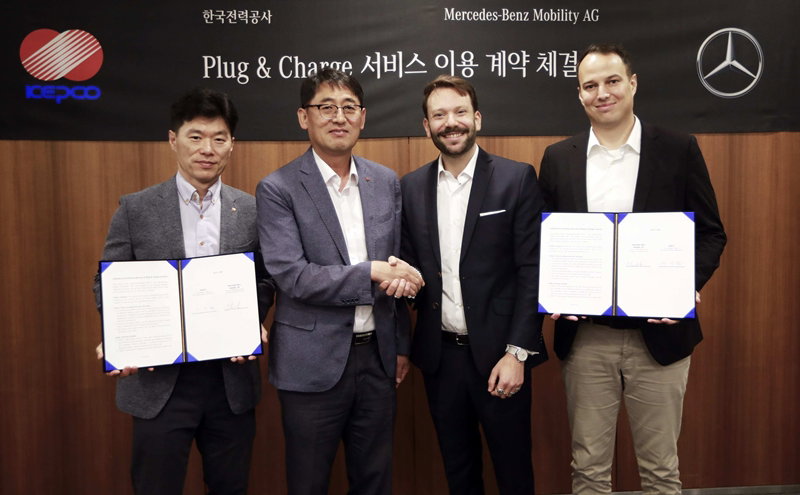 한전과 벤츠의 PnC 서비스 이용계약 체결식 [한전 제공]