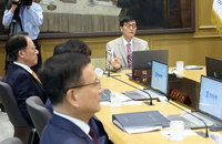 성장 부진 속 부동산 리스크에 한은 '금리 동결 카드'