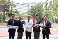 한미그룹, 환우 직접 찾아 마음 나눠..의약사와 함께 모은 성금 전달