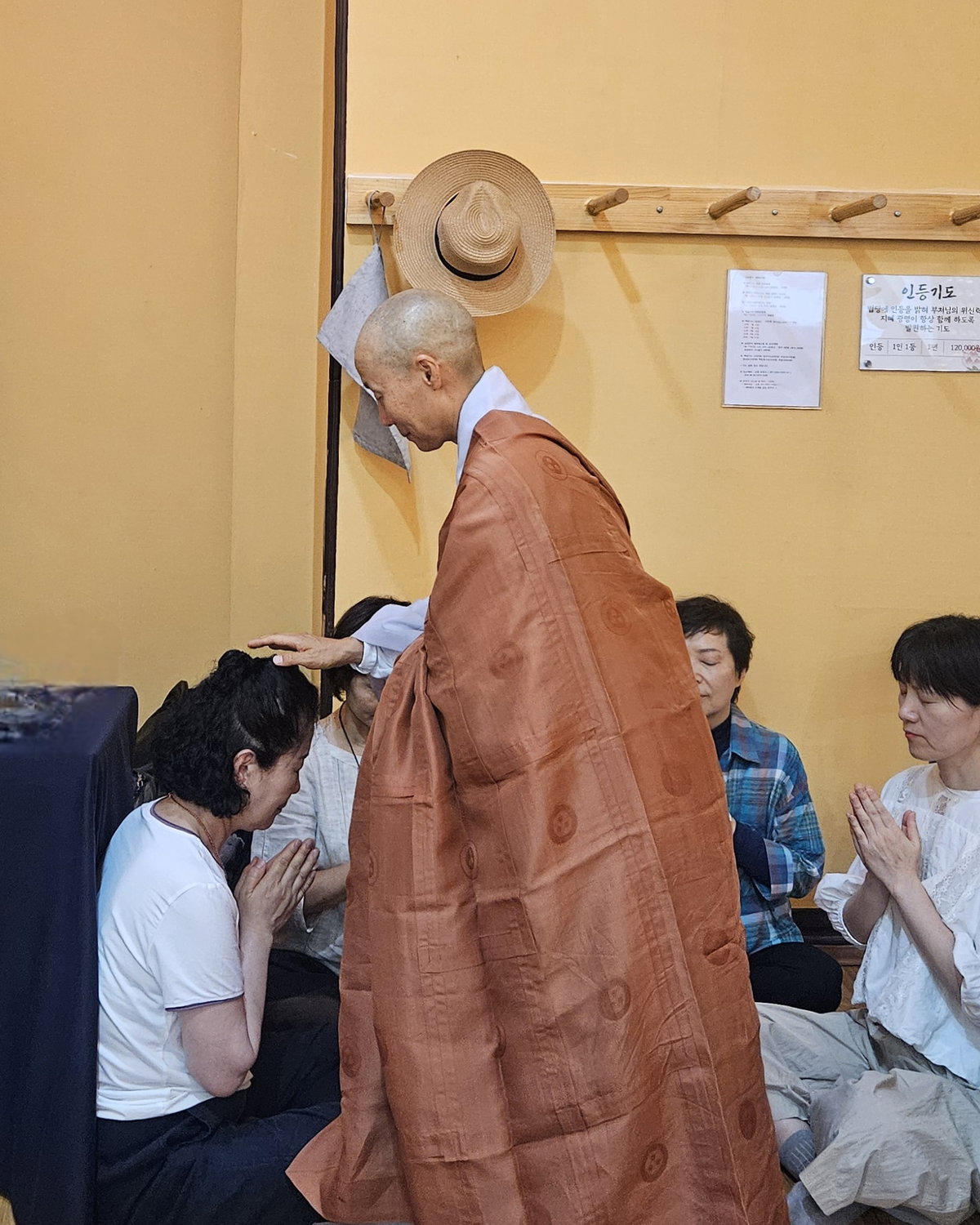 [5명씩 모둠을 지어 각자의 고민을 스님들께 털어놓고 인생 상담을 하고 있다]