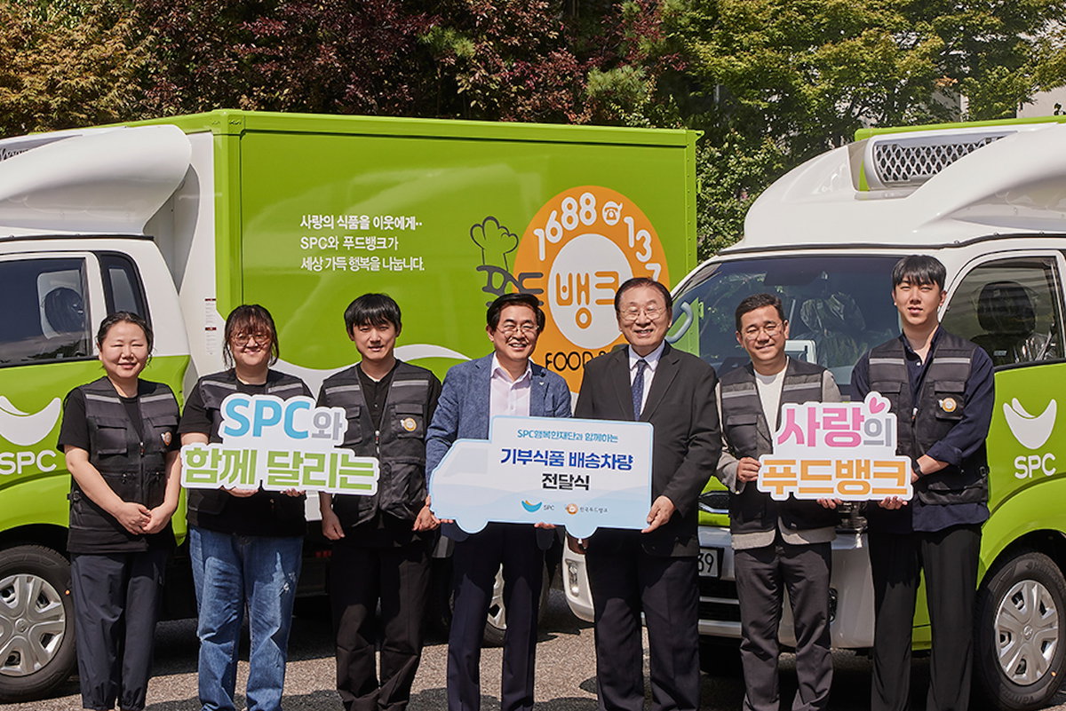 ▲김성이 한국사회복지협의회 회장(오른쪽 셋째), 도세호 SPC 대표이사(오른쪽 넷째) 


