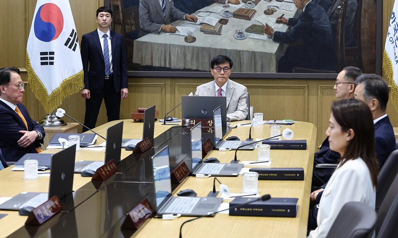 금융통화위원회 주재하는 이창용 총재