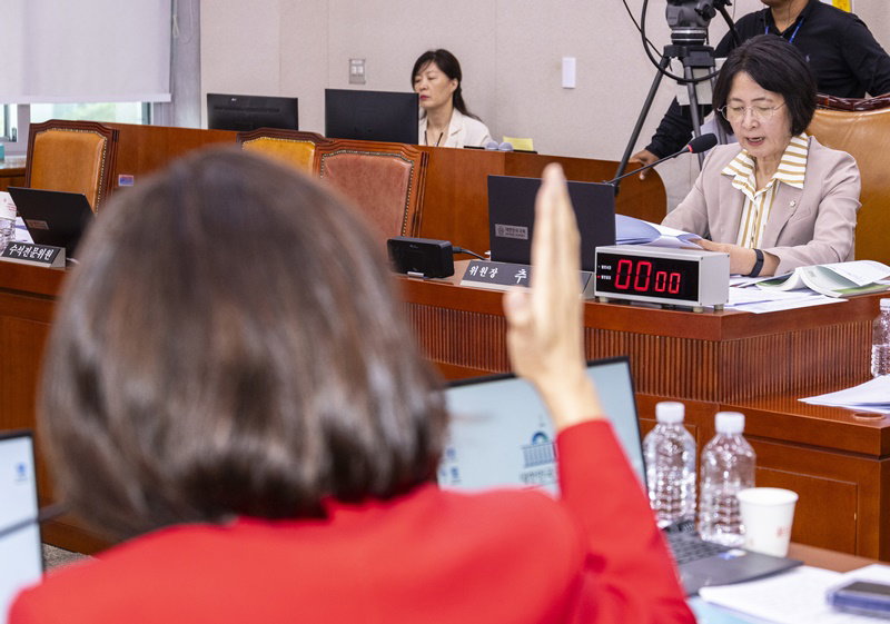 추미애 법사위원장에게 항의하는 국민의힘