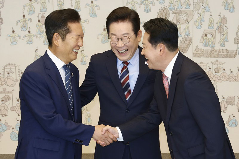 악수하는 여야 대표와 이재명 대통령