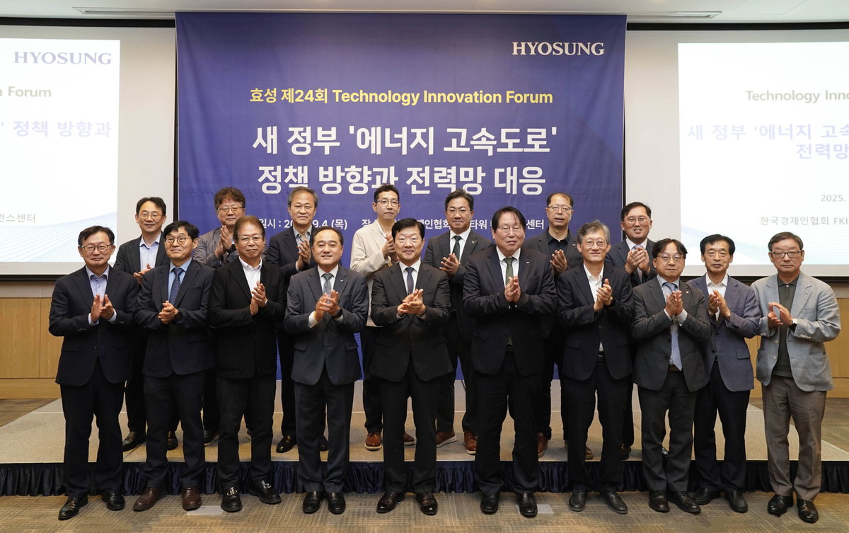 
▲(앞줄 좌측부터) 효성중공업 권기영 전무, 산업통상자원 R&D 전략기획단 이원용 MD, 효성중공업 요코타 타케시 전력PU장, 한국경제인연합회 한국경제연구원 정철 원장, 효성중공업 우태희 대표, 한국에너지기술평가원 이승재 원장, 전기연구원 김석주 부원장, 한국전력 전력연구원 심은보 원장, 한국스마트그리드협회 장재원 부회장, 건국대학교 박종배 교수