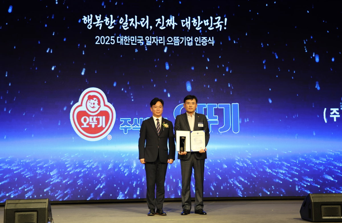 ▲좌측부터 김영훈 고용노동부장관, 오뚜기 황성만 대표이사
