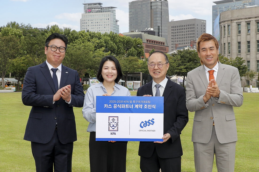 ▲(왼쪽부터) 오비맥주 정병욱 상무, 서혜연 부사장, 대한축구협회 이용수 부회장, 김병지 부회장