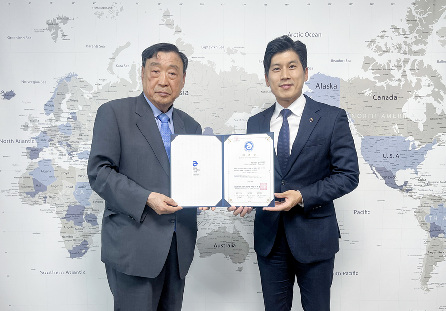 [아트피아드 위원회 이희범 위원장(좌)과 한문화진흥협회 업무협약 및 정사무엘 회장(우) 자문위원 위촉 &copy;AAC]