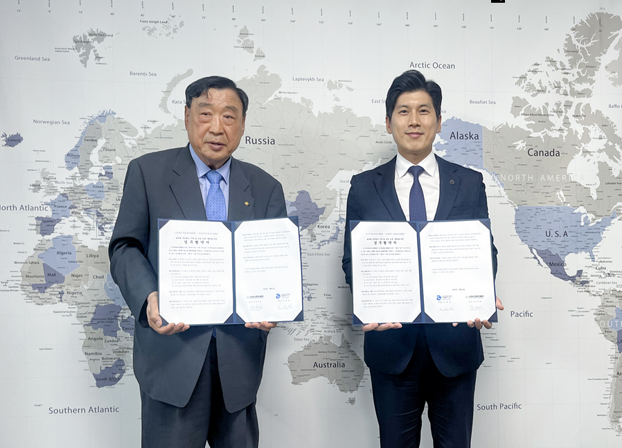 [아트피아드 위원회 이희범 위원장(좌)과 한문화진흥협회 업무협약 및 정사무엘 회장(우) 자문위원 위촉 &copy;AAC]