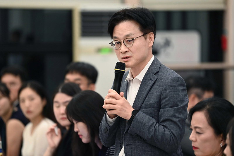 기자간담회하는 김정관 산업부 장관