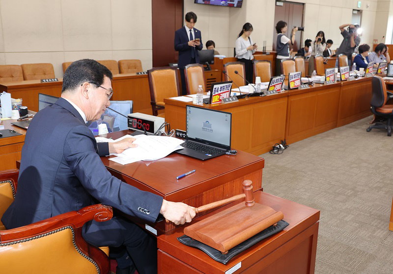 야당 퇴장 후 의사봉 두드리는 신정훈 위원장