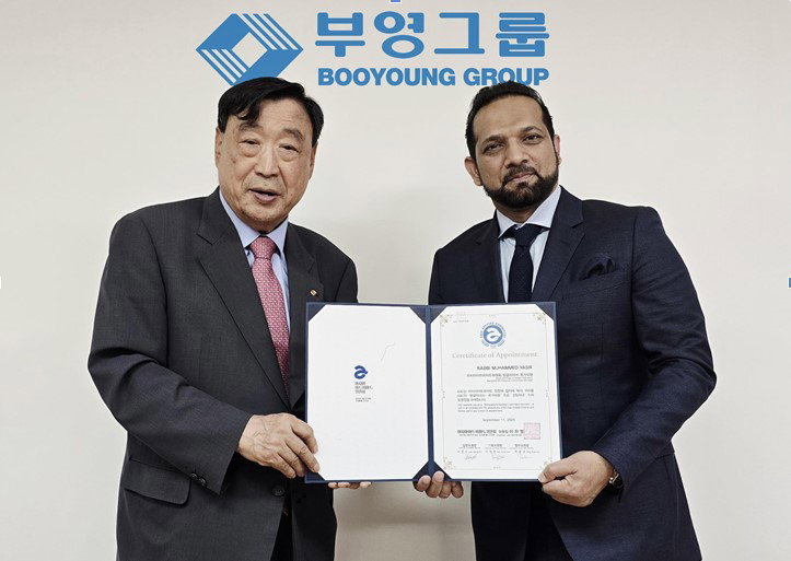 [이희범 아트피아드 위원장(좌)과 라비모하메드 회장(우)의 국가위원 위촉식 기념사진 &copy;AAC]