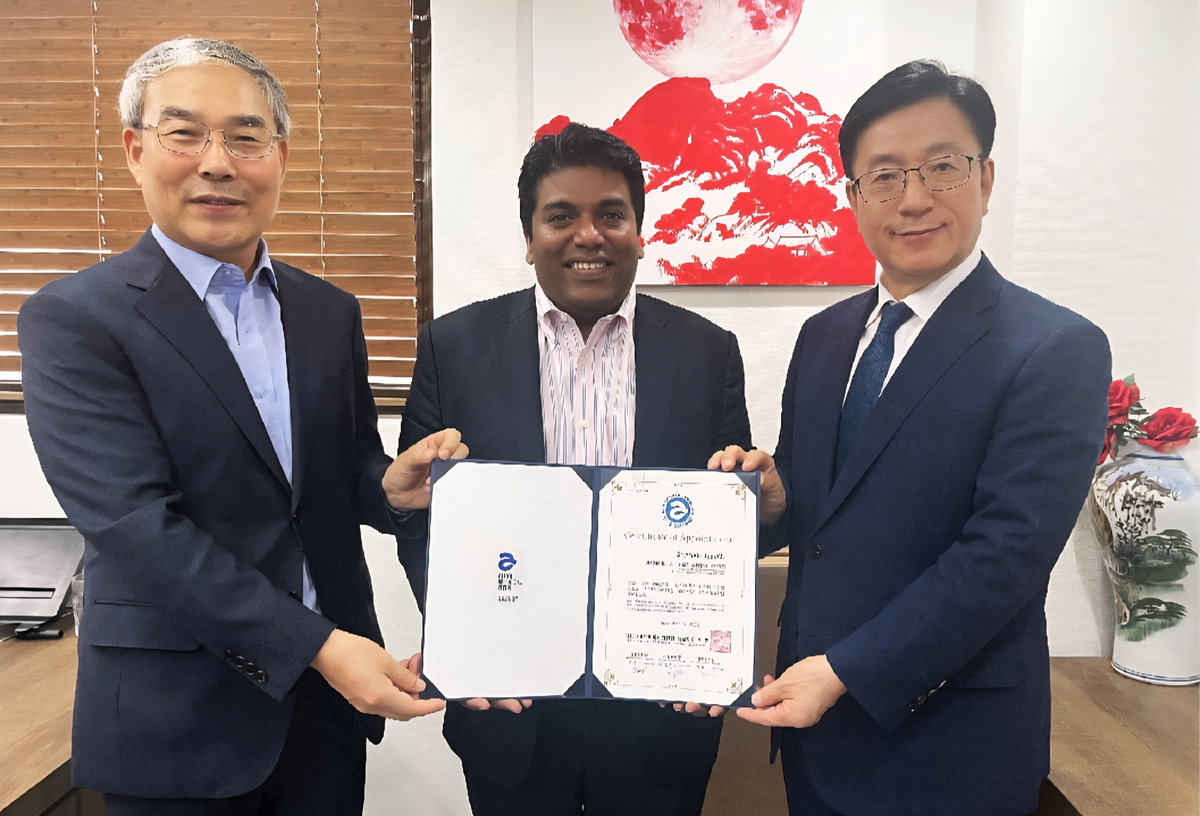 [이영준 기획 위원장(좌), 그나남지반 CEO(중)과 박봉규 협력위원장(우)의 국가위원 위촉식 기념사진 &copy;AAC]