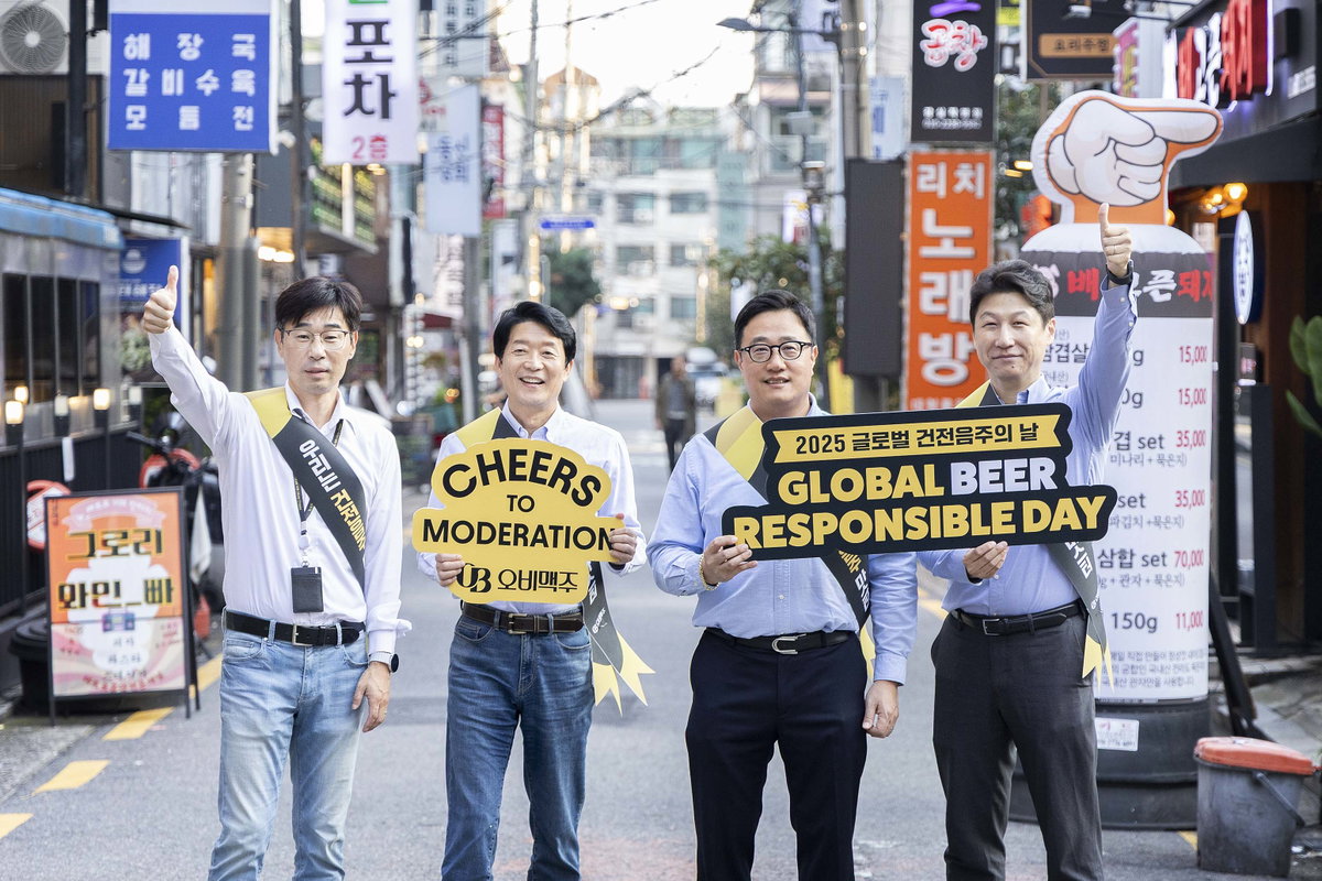 ▲'글로벌 건전음주의 날'을 맞아 오비맥주 김병훈 영업 부사장(왼쪽에서 두 번째)과 오비맥주 구자범 수석 부사장(왼쪽에서 세 번째)이 13일 서울 잠실 상권 거리에서 건전음주 캠페인을 펼치고 있다.