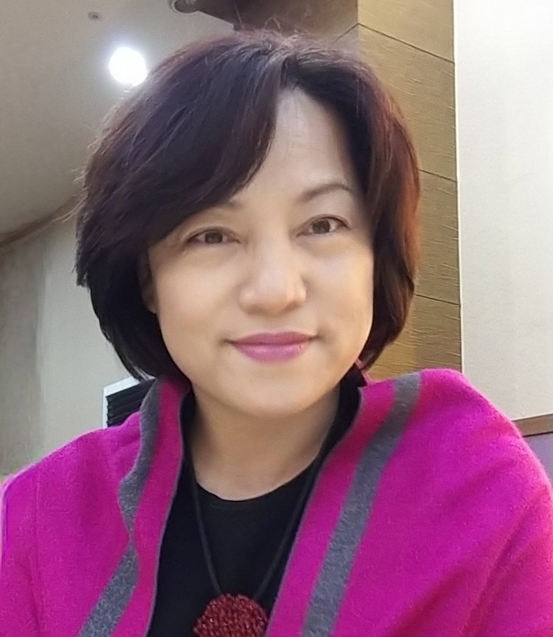 [임개화 작가, 홍익대학교 미술대학원 회화과 졸업. 골드라인 창작스튜디오 3~4기 입주작가, .국회의장상, 문화체육관광부장관상, 베트남 문화예술공로 훈장, 제1회 서울-한강 비엔날레 대상 외 다수]