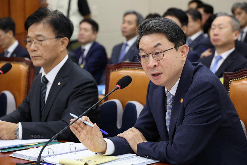Lee Eok-won, Chairman of the Financial Services Commission Lee Eok-won, Chairman of the Financial Services Commission