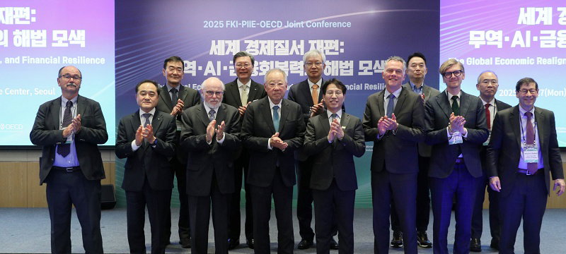 기념 촬영하는 류진 한국경제인협회 회장