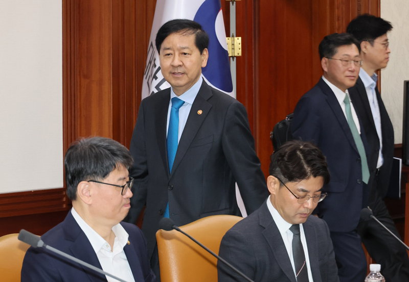 공급망안정화위원회 참석하는 구윤철 부총리
