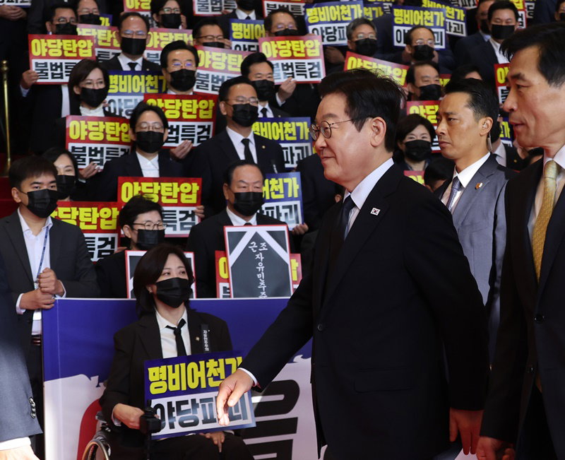 침묵시위하는 국힘 의원들 앞 지나는 이 대통령
