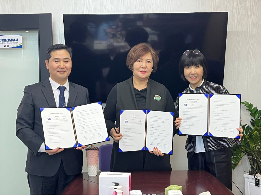 
▲﻿﻿해외시장 진출 MOU 체결식. 좌측부터 이스크라컨설팅 김향수 대표, 코웰 김계자 대표, 캐릭터아트웍스 이은경 대표 