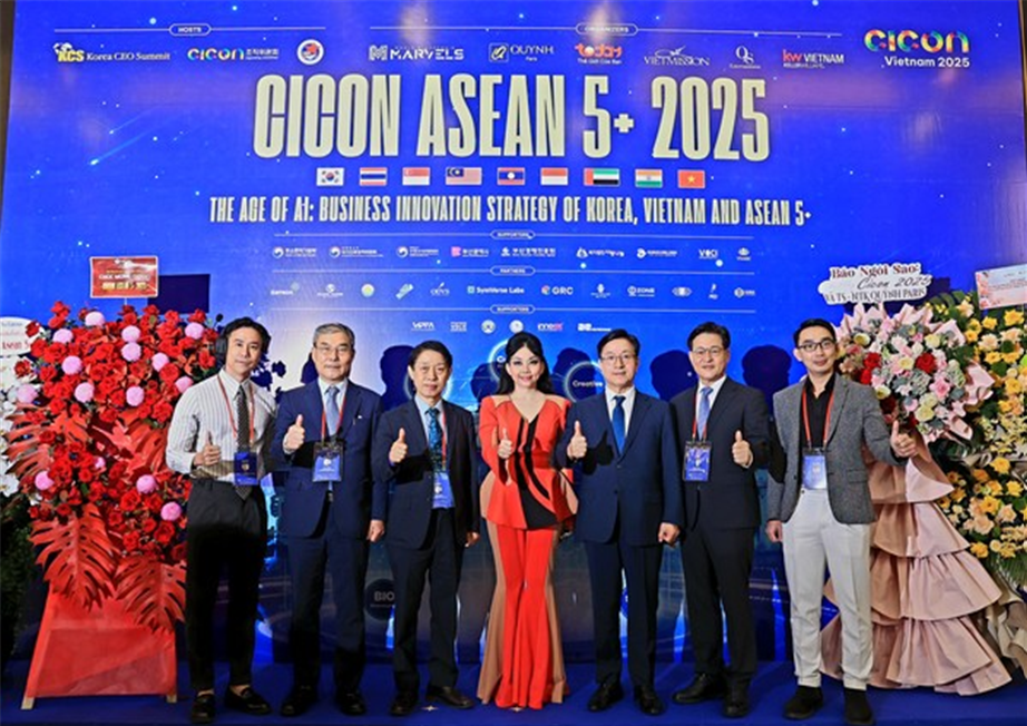  [<'CICON ASEAN5 2025'에서 문화산업 AAC 세션 토론회 후 기념사진 - (왼쪽부터) 르 비엣(Le Viet) 비엣미션(VietMission) 대표, AAC 베트남 전문위원 차기위원, 이영준(AAC 기획위원장), 이광수(AAC 집행위원장 겸 IAA 월드 회장), 응우옌 꾸인 누(AAC 베트남 국가위원회 위원), 박봉규(AAC 협력위원장 겸 코리아 CEO 서밋 위원장), 이재식(AAC 부위원장), 후인 민 호아(Huynh Minh Hoa)