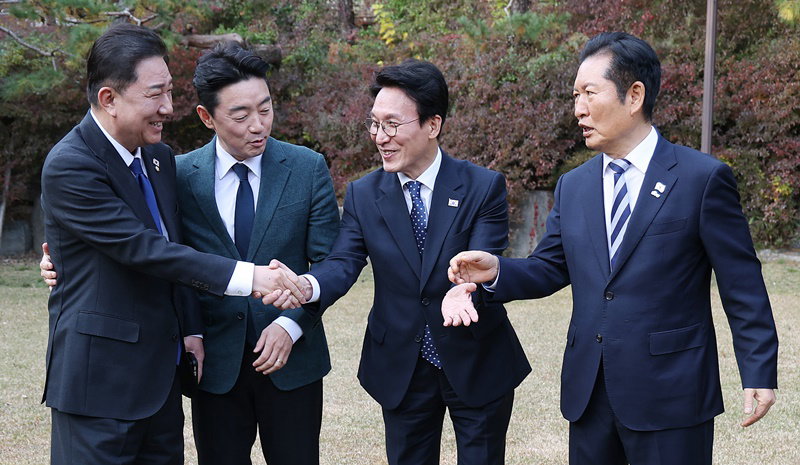 김병기 원내대표 맞이하는 김민석 총리