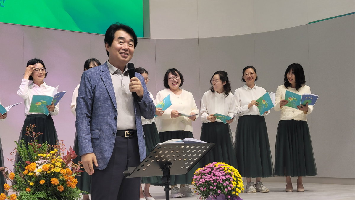 [책숲학교 김희동 교장이 노래꽃중창단과 안양제일소망교회에서 세대를 아우르는 맑은 노래를 선보이고 있다]