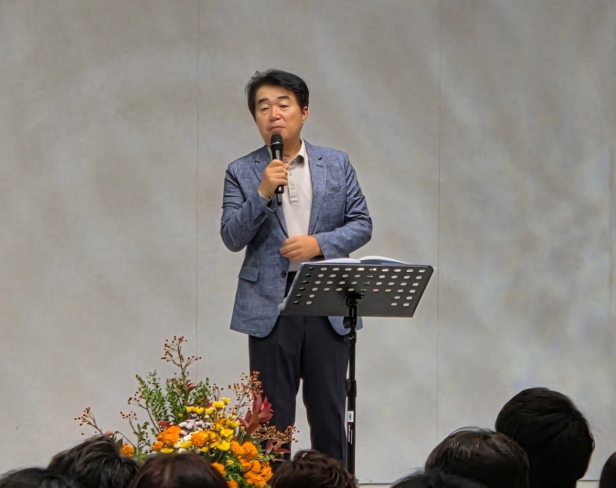 [김희동 교장이 &lsquo;청요(靑謠)&rsquo;의 탄생과 의미에 대해 말하고 있다. 어린 아이부터 청년, 장년, 노년에 이르기까지 &lsquo;누구나 부르는 푸르고 맑은 노래&rsquo;로 여겨주기를 바라는 마음으로 청요2집을 발매했다고 한다]