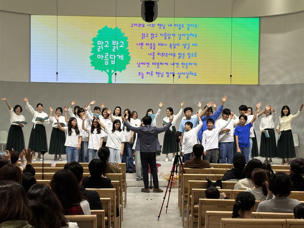 [책숲학교 청소년들과 노래꽃중창단이 &lsquo;맑고 밝고 아름답게&rsquo; 노래를 부르고 있다]