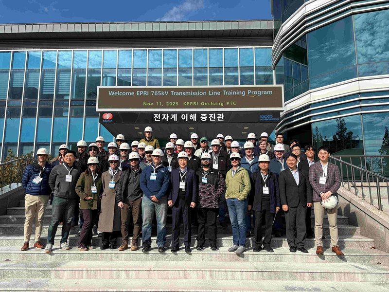 한전 고창전력시험센터에 방문한 미국 전력사 [한국전력 제공]