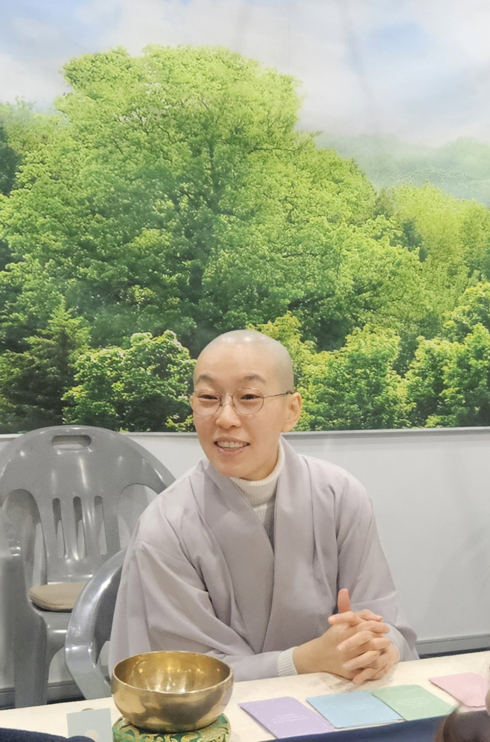 [범준스님이 서울국제명상엑스포 들숨날숨 코칭명상 부스에서 명상카드 수행법에 참가자들에게 알려주고 있다]