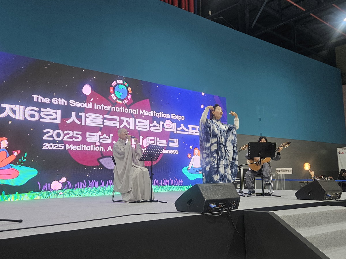 [범준스님이 서울국제명상엑스포 무대에서 &lsquo;들숨날숨&rsquo; 노래를 부르고 있다]