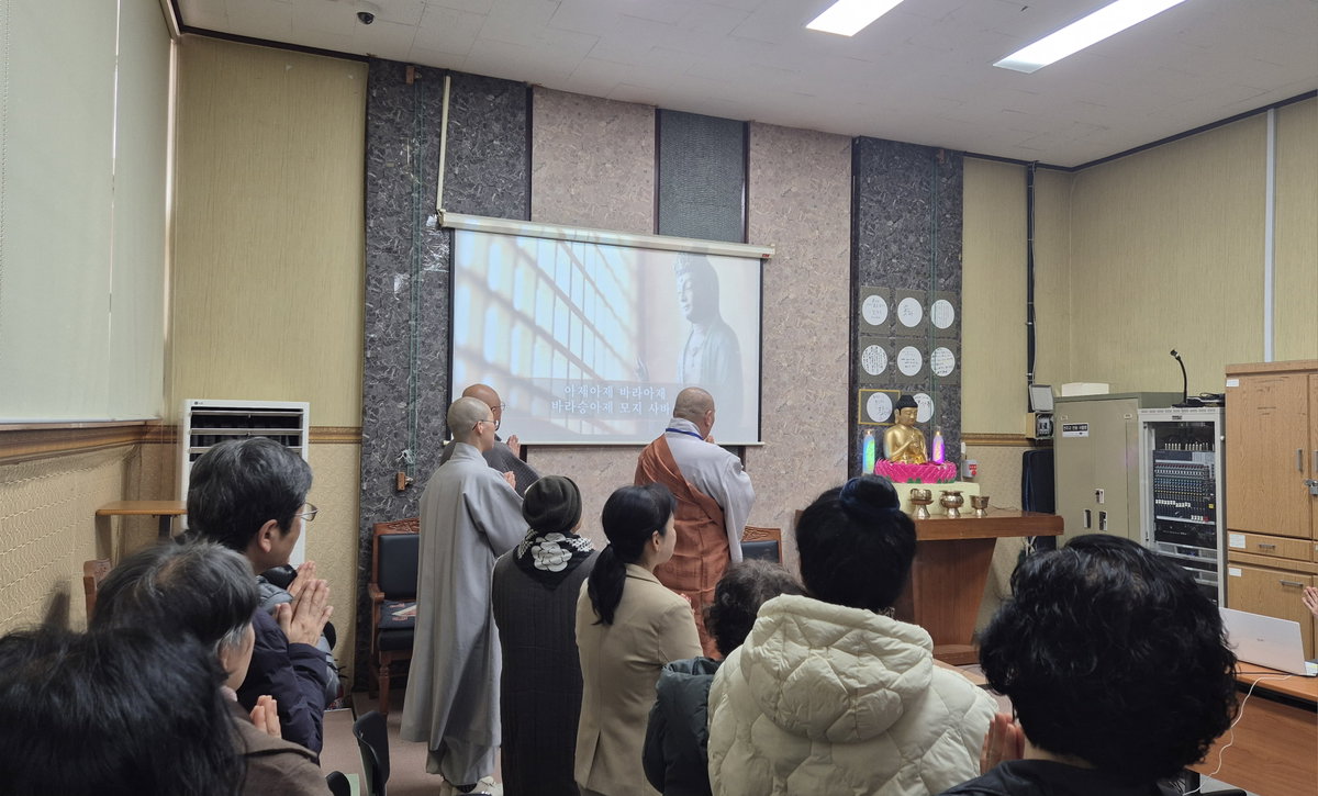 [마가스님이 반야심경을 수감자.신도들과 독송하고 있다]