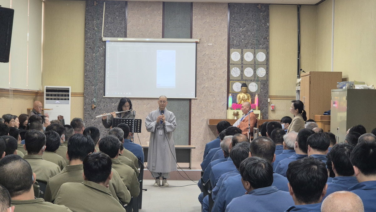 [조항조의 '고맙소' 노래를 해성스님과 플룻 오경숙이 연주하고 있다]