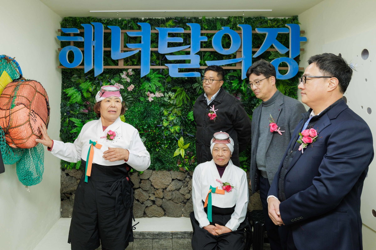 ▲﻿제주시 애월읍 '곽지 해녀탈의장' 리모델링 완공식에서 곽지 어촌계 이복순 잠수회장(왼쪽 끝)이 리모델링한 해녀탈의장 안에서 해녀의 물질 작업도구인 태왁에 대해 설명하고 있다.
