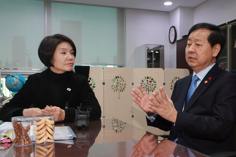 '트럼프 관세 인상 언급' 관련 면담하는 한정애 정책위의장-구윤철 부총리