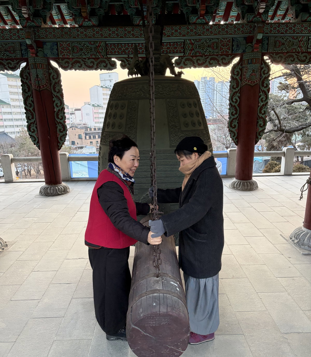 [33인의 참가자가 함께하는 대타종식에서 자비명상지도자 과정 유승윤 교수가 타종을 하고 있다]