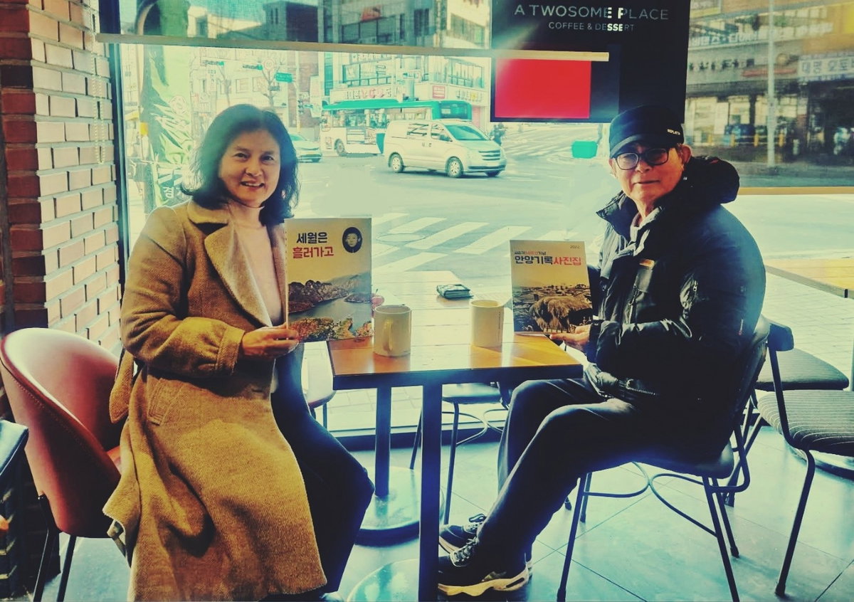 [오경숙 재경일보 객원기자가 78세 이정범 사진가와 인터뷰를 진행하고 있다]