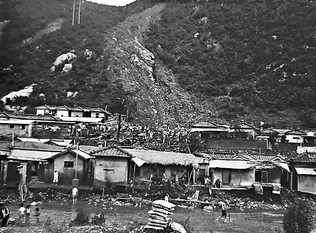 [1977년 7월 안양시 안양3동 율목마을 산사태 현장 사진, 이날 폭우로 수재민 677명, 사망실종 257명, 189억에 이르는 재산 피해를 입었다]