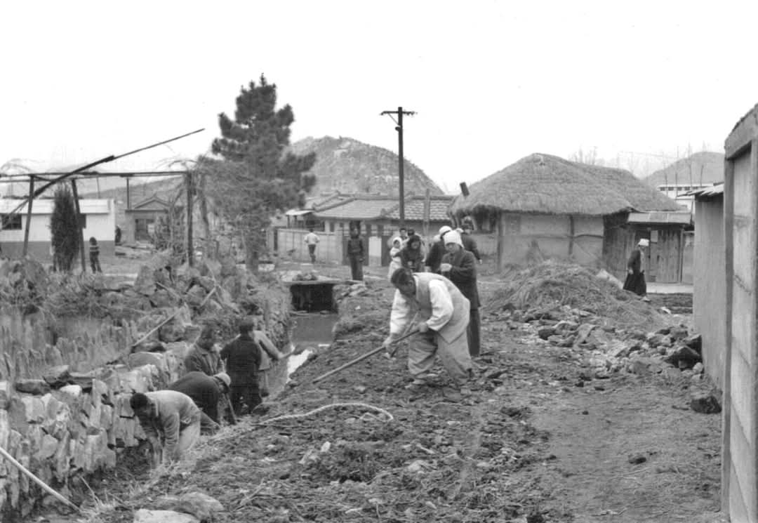 [박달1리(1970년대), 안양읍 박달1리 골목길에 주민들이 나와 골목길 정비와 실개천 둑방 보수 작업하는 모습]