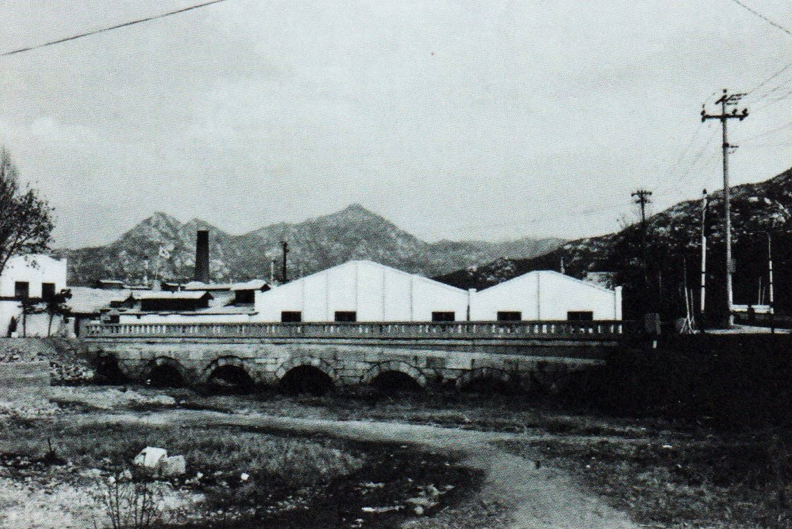 [1960년대 시흥군 안양읍 안양2리 1번 국도변에 놓여있던 만안교 모습, 만안교는 조선 22대 정조가 양주 배봉산 영우원에 있던 사도세자묘를 수원 화산으로 옮기고 화산능 행차를 위해 축조한 다리]