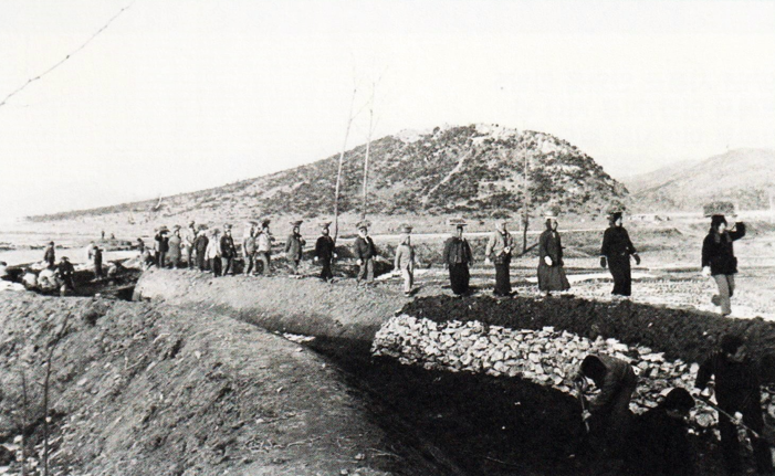 [1970년대 초 시흥군 안양읍 안양 2리에서 부녀자들이 나와 소하천 수로제방정비사업을 하고 있다. 이때는 새마을운동 초창기로 사방공사. 신작로 개설. 주택개량사업. 농경지 정리작업 등을 실시하여 자조 자립 협동 새마을정신을 확립시키던 시기로 겨울철 유휴 인력을 동원 취로사업을 시켜 주민 소득 증대에 기여하였다]