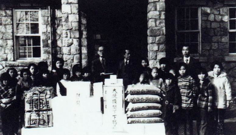 [1975년 12월 석수 1동 안양보육원에서 대통령 하사품과 경기도지사. 안양시장이 보내온 위문품을 전달한 후 원생들과 기념 촬영한 사진이다. 연말이면 보육원을 방문 공책, 연필 등 문방사우나 라면, 밀가루, 쌀, 연탄 등을 전달하였다]