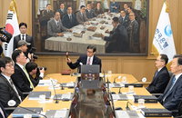 한은, 기준금리 6연속 동결…올해 성장률 2.0%로 상향
